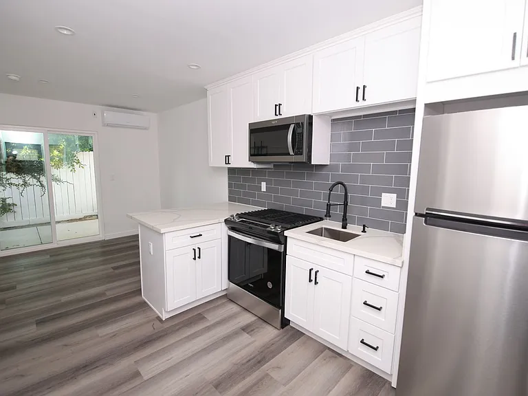 19037 Sylvan St #19039 — Photo 7