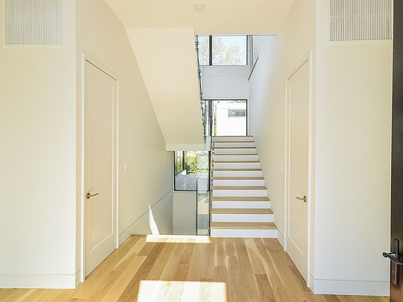 4th image of 105 Colonial Ave