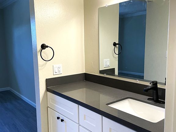 4th image of 230 Rose Ct APT 21