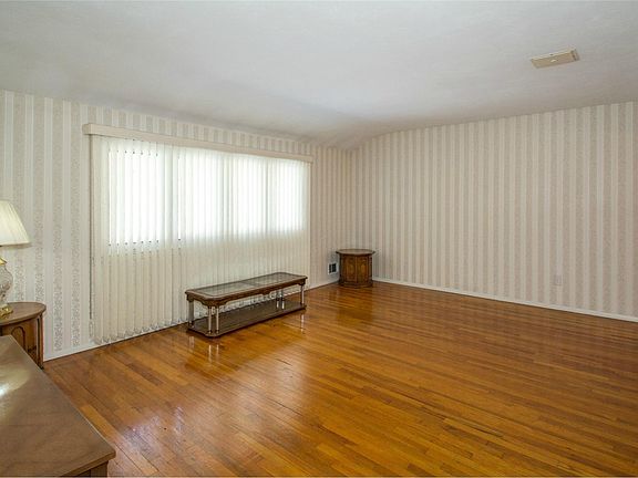 5th image of 106 Colonial St