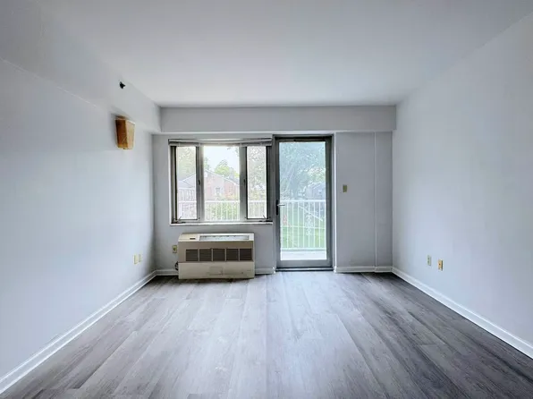 64-34 Grand Cent Parkway image 6 of 25