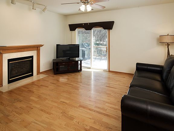 3 Living Room_08172023