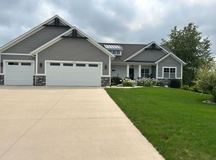 5370 Eagle Cove Dr, Hudsonville, MI 49426