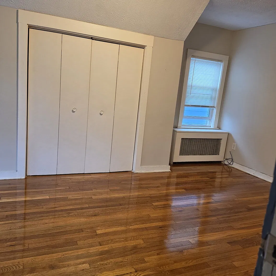 3 bed, 1.0 bath, 1018 sqft, $2,600 — Photo 1
