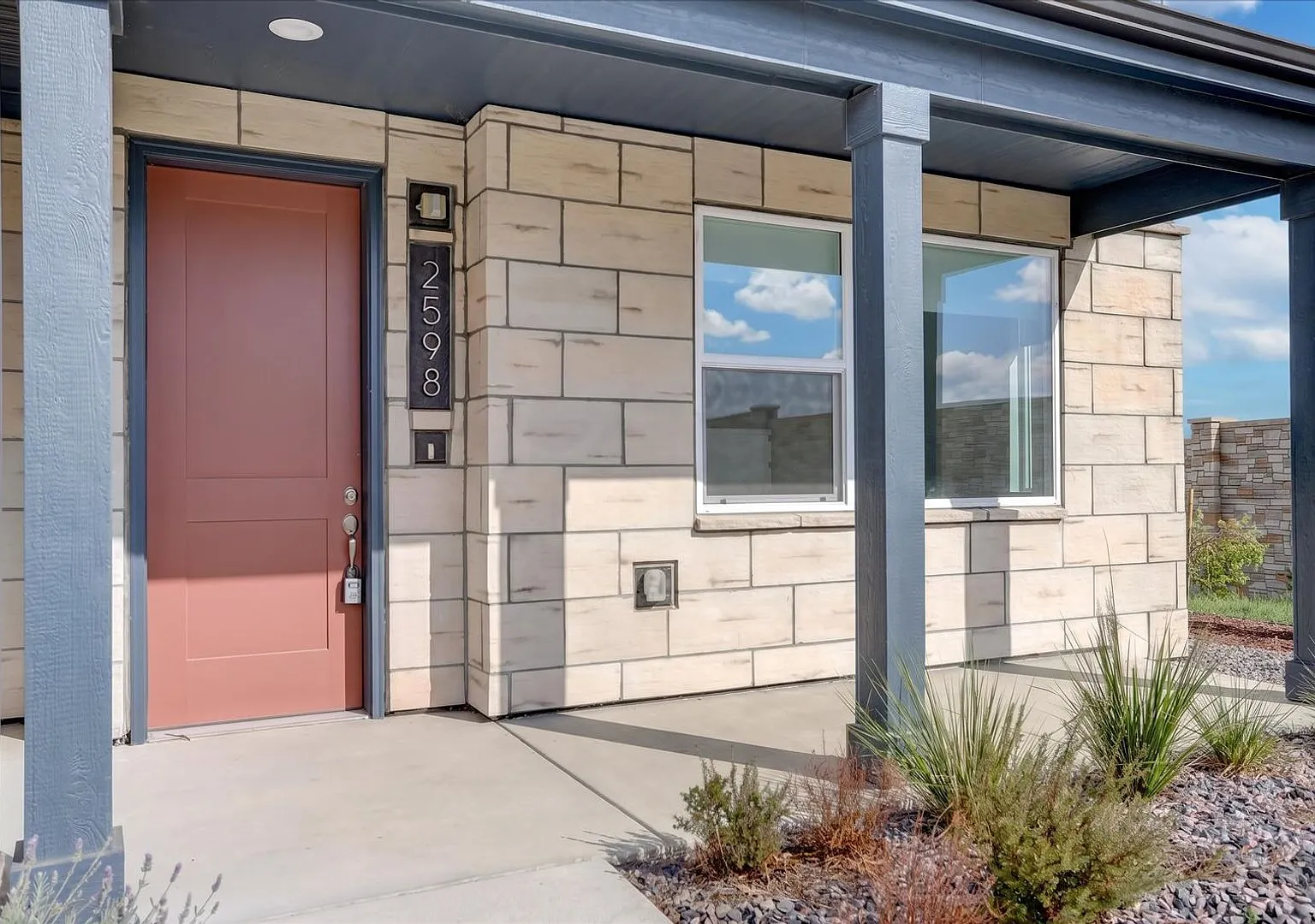 Luxury End unit 3bed/3bath/2car with Views! — Photo 2