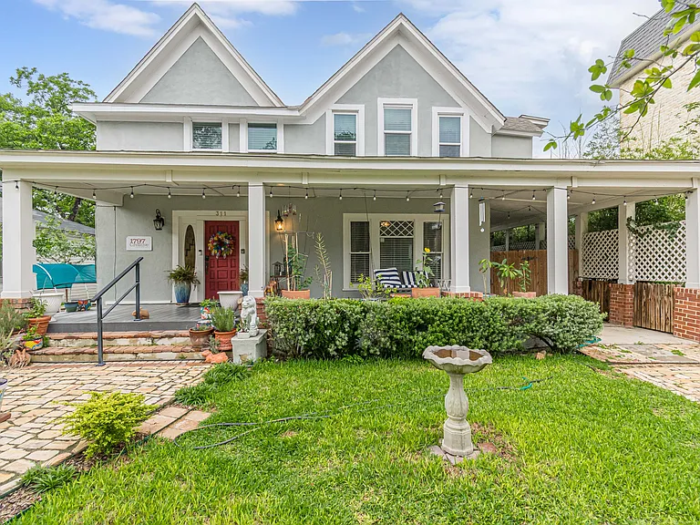 311 W Mistletoe Ave — Photo 1