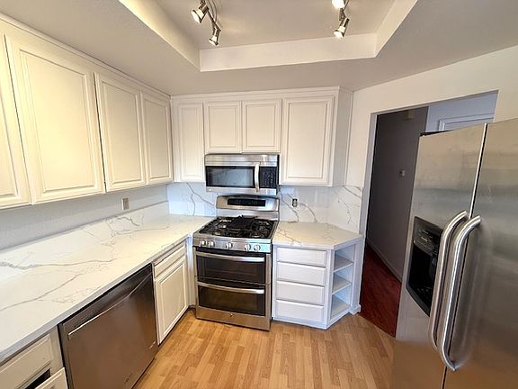 5th image of 444 Glenmoor Cir