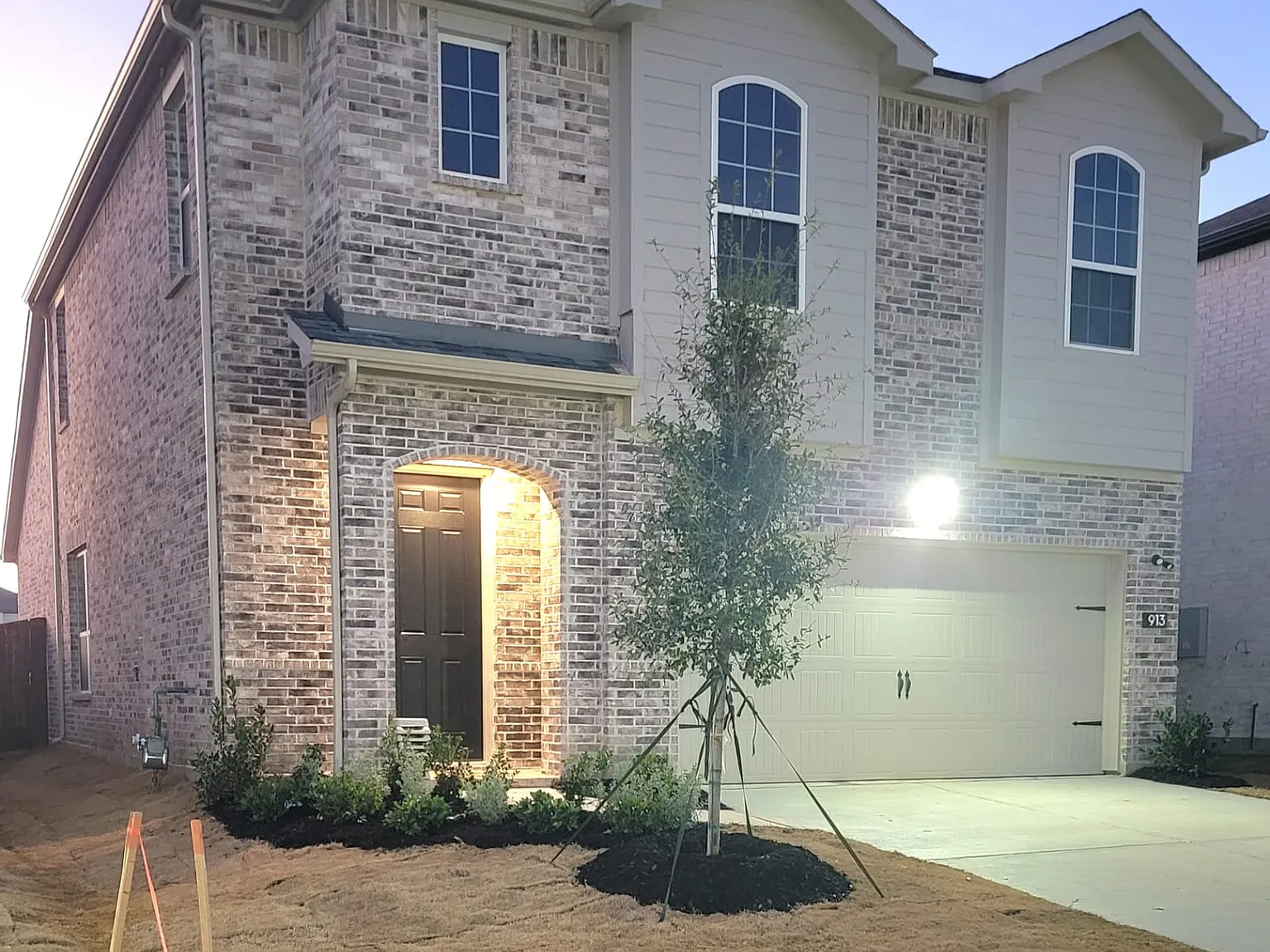 913 Amenduni Ln — Photo 2