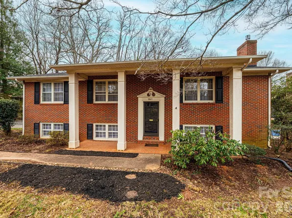 1063 4th Avenue Dr NW, Hickory, NC 28601