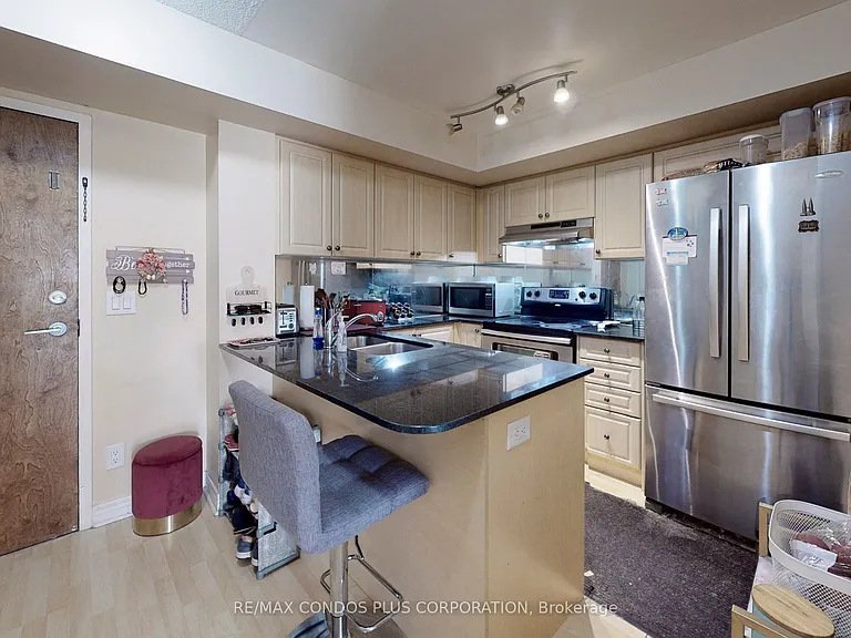 60 Fairfax Cres #315 — Photo 17