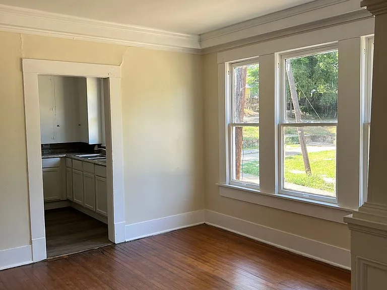 1025 Foster St — Photo 7