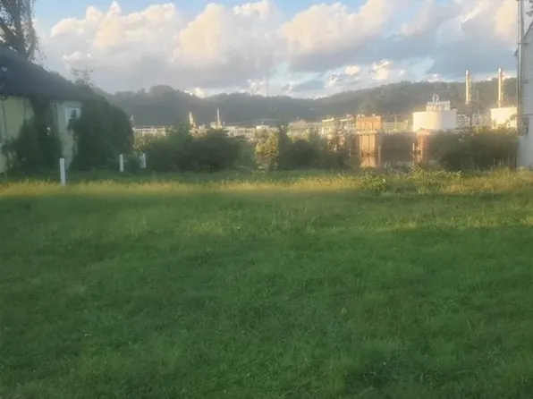 103 1/2 Faulkner St, Saint Albans, WV 25177