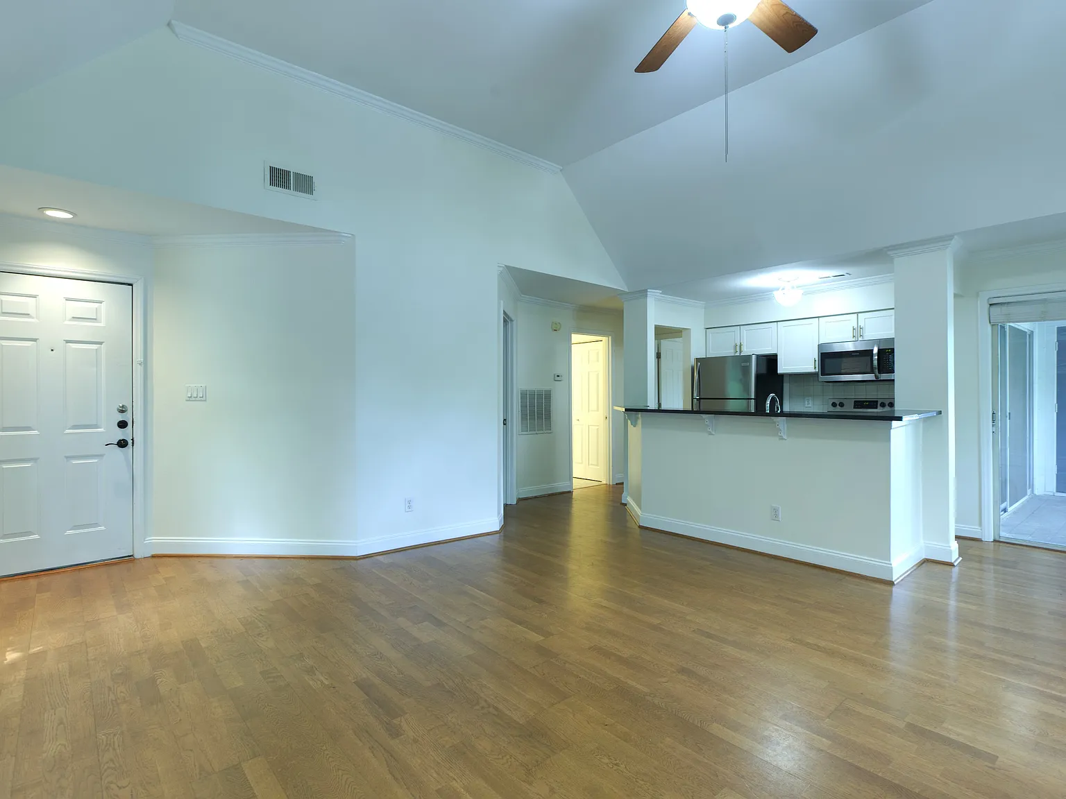 2 bed, 979 sqft, $1,800 — Photo 3