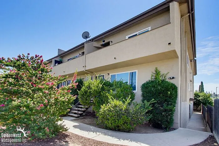 2 bed, 2.5 bath, 1540 sqft, $3,000 — Photo 2
