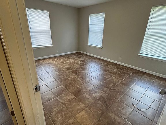 5th image of 701 Oakcrest Dr #121dbed7a