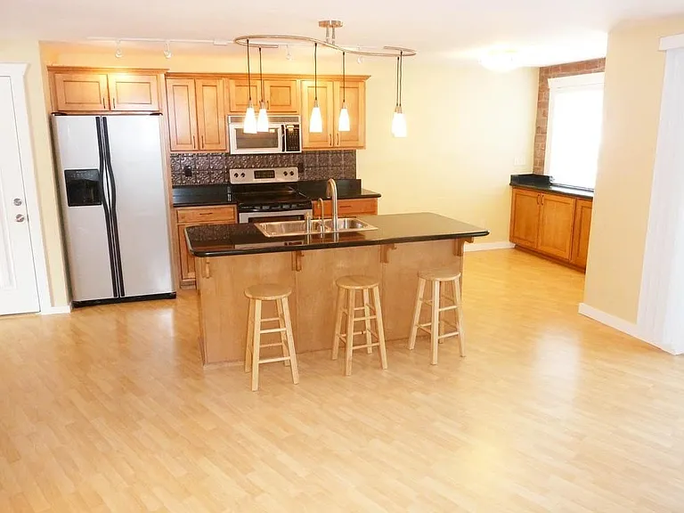 Granite Counters w/ Breakfast Bar