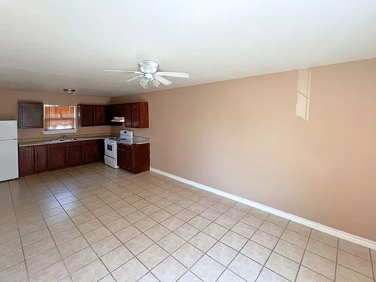 418 W Plum St — Photo 4