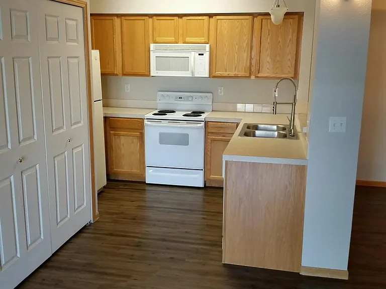 4245 Boardwalk Dr #B4 — Photo 3