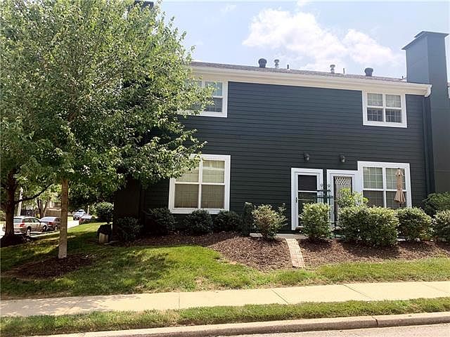 1st image of 901 W 41st Pl