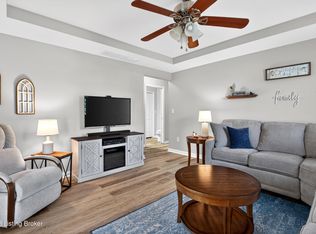 864 Garden Pointe Dr, Simpsonville, KY 40067