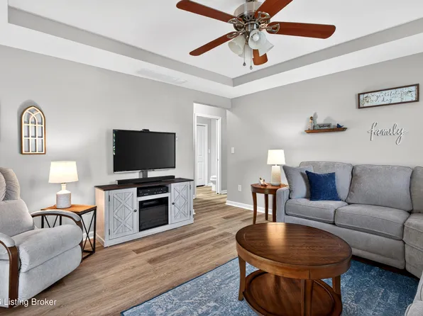 864 Garden Pointe Dr, Simpsonville, KY 40067