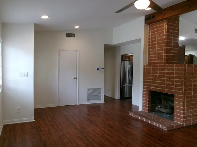 22942 Leadwell St — Photo 4