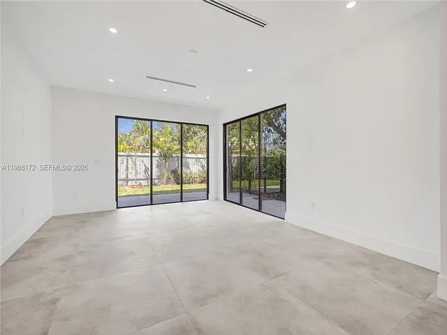 2421 SW 16th Ter — Photo 3