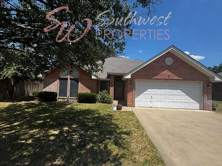 1449 Oakwood Dr — Photo 2