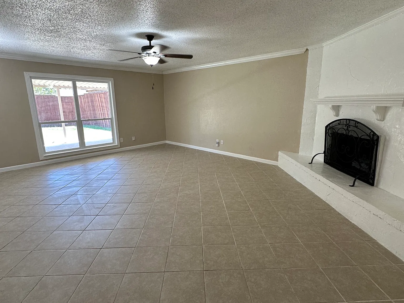 3 bed, 1352 sqft, $2,250 — Photo 2