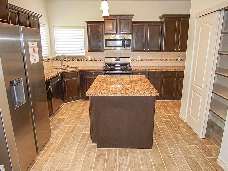 14613 Sunny Land Ave — Photo 8
