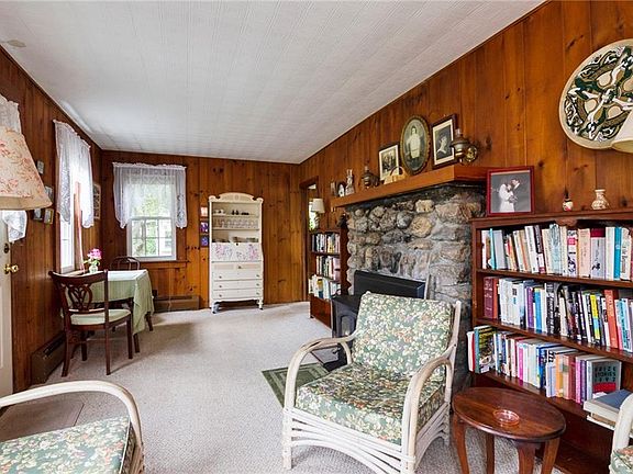 5th image of 68 Bayberry Ave