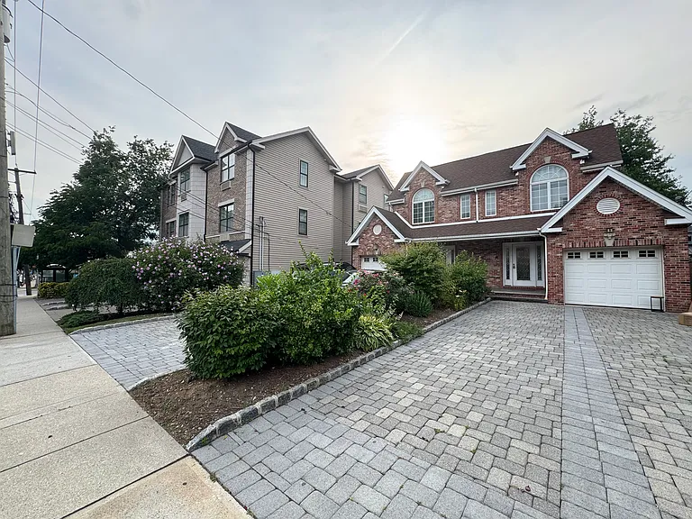 2133 Linwood Ave — Photo 3
