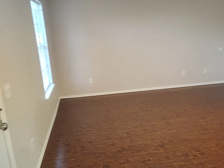 Park Plaza Apartments — Photo 9
