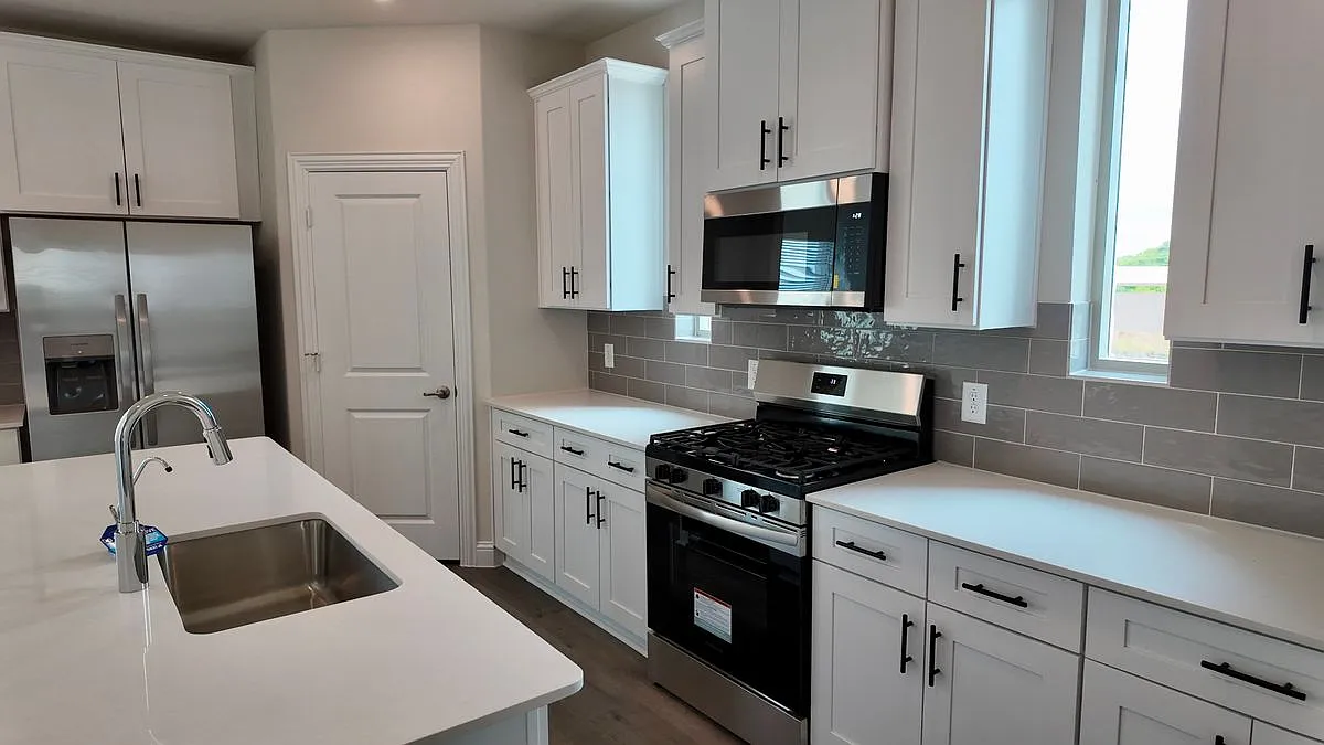 4 bed, 4.0 bath, 1727 sqft, $3,200 — Photo 3