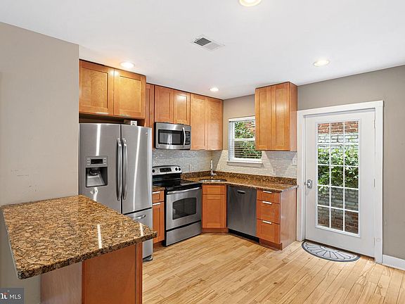 5th image of 211 Mercer St