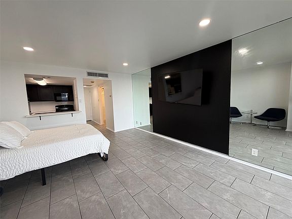 3rd image of 2016 Main St APT 916