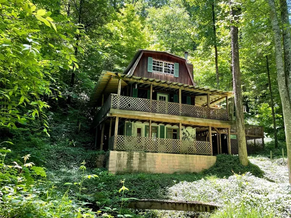 523 Springlake Rd, Maggie Valley, NC 28751