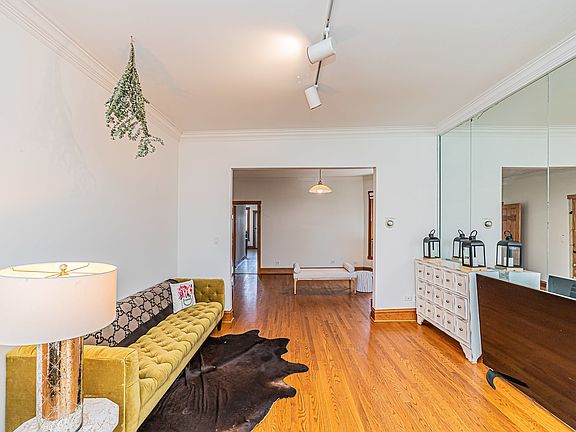 4th image of 1219 W Winnemac Ave