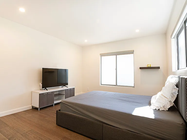 6561 Lasaine Ave — Photo 25
