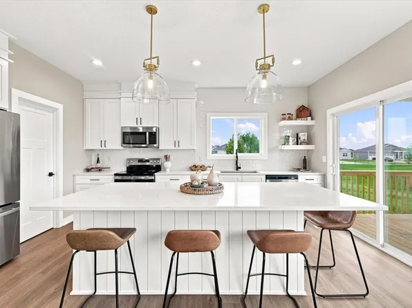1320 NW Yorktown Dr, Waukee, IA 50263