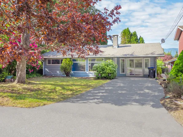5750 Spindrift St, Sechelt, BC V7Z 0L8