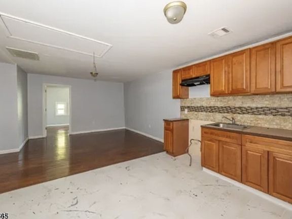 4th image of 167 Seymour Ave