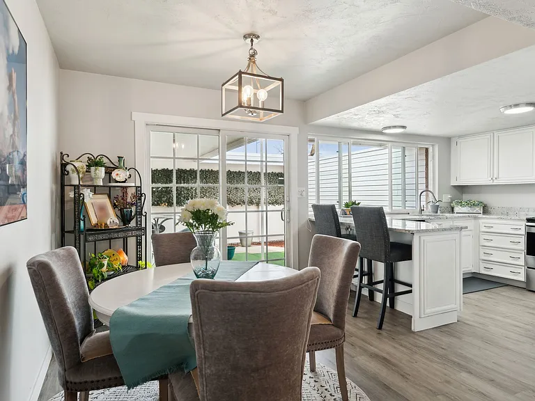 Gorgeous kitchen and dining area.