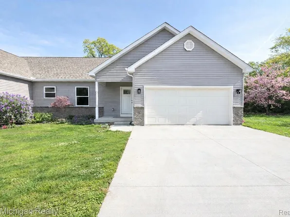 7056 Cambridge Dr, Flushing, MI 48433