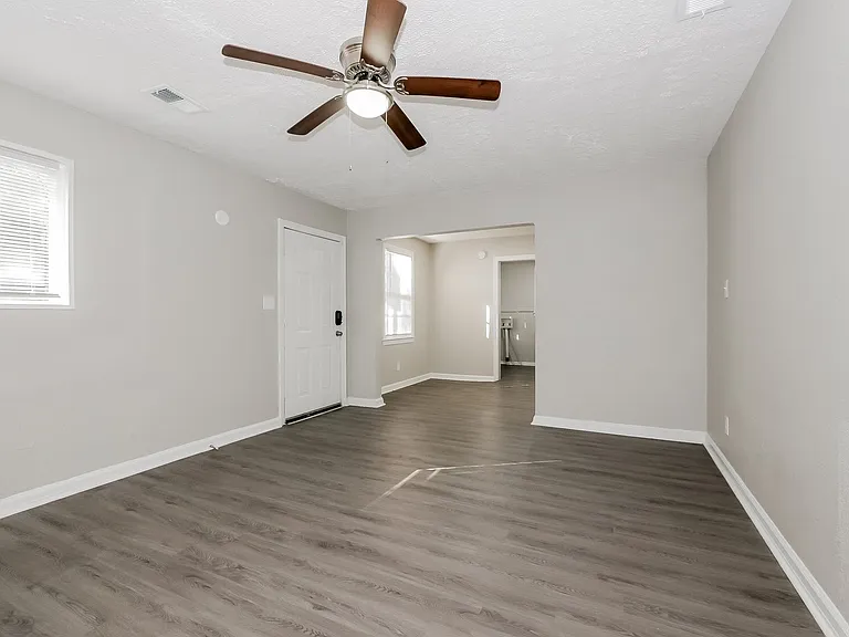 1139029_018_living_room_13244035.jpg