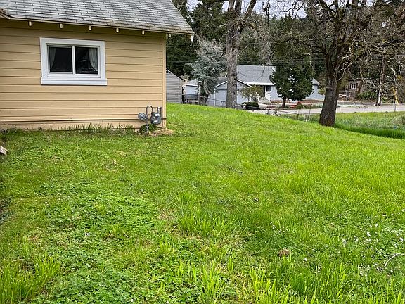 3rd image of 135 Deleane Dr