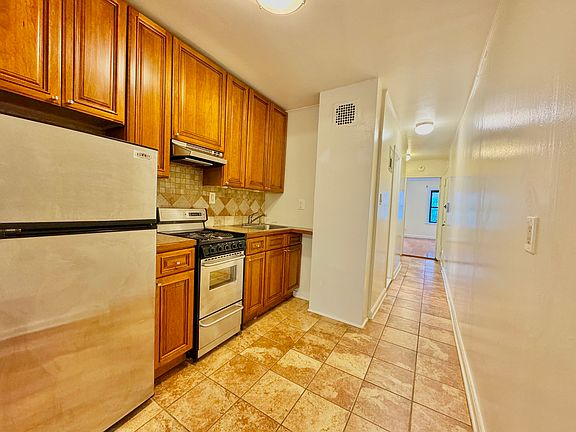 3rd image of 213 E 59th St APT 3A