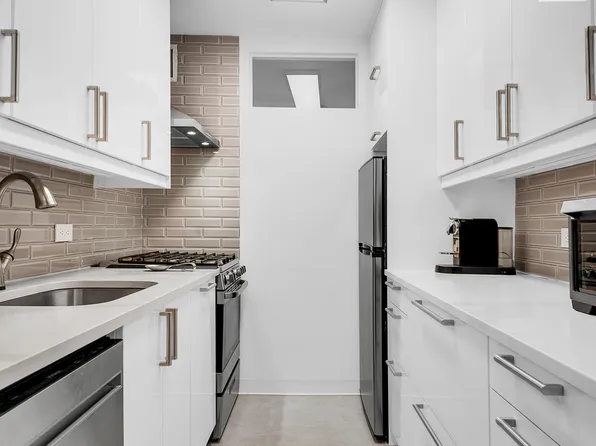 310 Lexington Avenue image 3 of 5