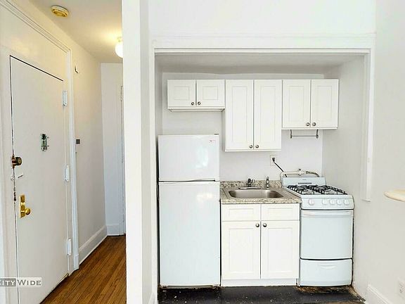 3rd image of 145 E 72nd St APT 3F