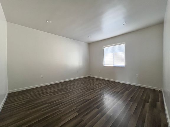 5th image of 4020 Stevely Ave #9